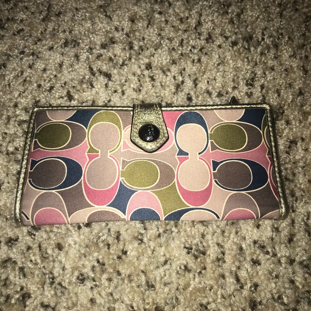 100% authentic COACH scarf print wallet. EUC!